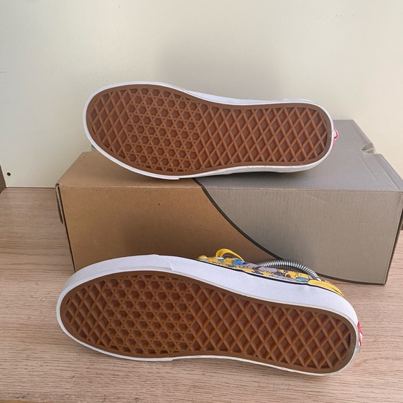 Vans x Simpsons Itchy and Scratchy Old Skool Sneakers
NWT- M 4.5 - W 6 - Picture 10 of 15